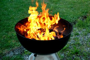 Genüsslich grillen, ohne die Feuerwehr rufen zu müssen: Dafür müssen ein paar Regeln beachtet werden. Foto: pixelio.de