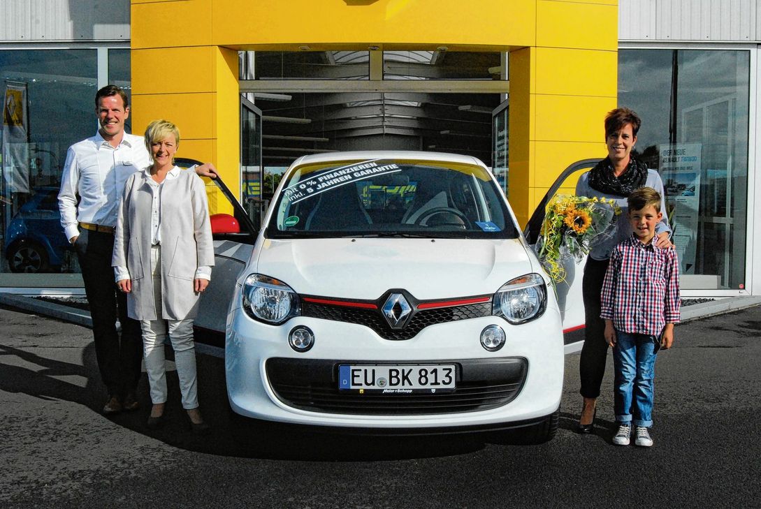 Fährt in Zukunft mit einem nagelneuen Renault Twingo durch die Gegend: Claudia Falkenberg (r.). Ihr gratulierten Guido Meier (l.) und Sabine Preiser-Marian. Foto: Aw