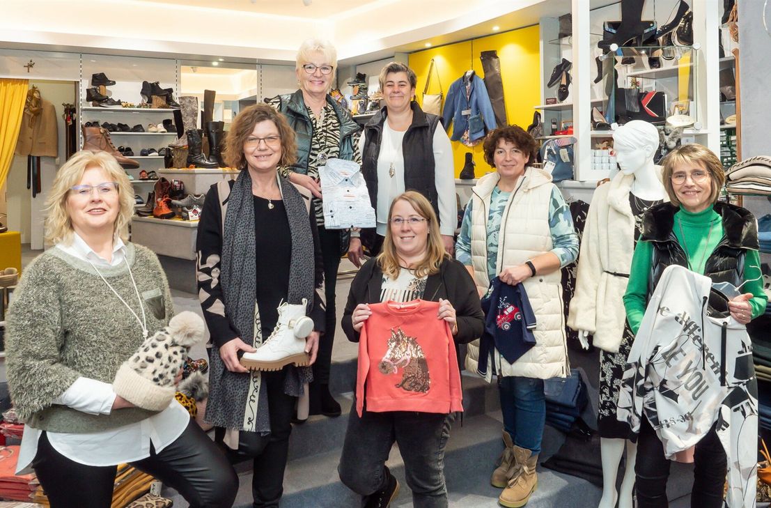 Von links: Die neuen Inhaber Christel Baack, Irmgard Merz, Birgit Lion, Silke Reinert, Anja Jäger, Gerlinde Moske und Jessica Koch (vorne) bieten den Kunden im Modehaus Müller-Hamann neben persönlicher Beratung auch ein vielfältiges Angebot von Bekleidung und Schuhen hochwertiger Marken.