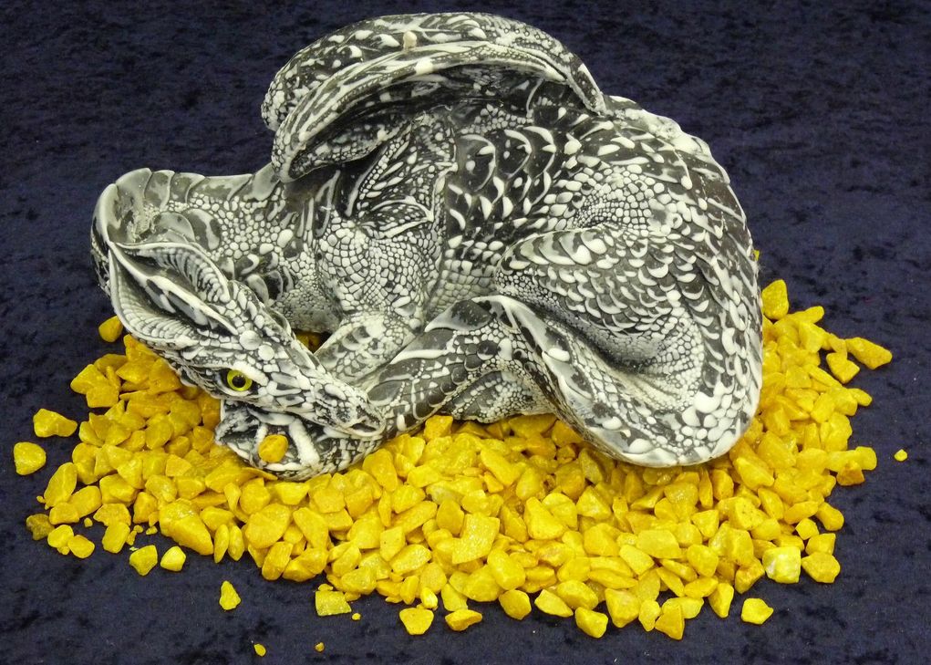 Dieser graue Drache ist aus Wachs und stammt ursprünglich vom Trierer Weihnachtsmarkt. Er entstammt der europäisch-nordischen Tradition. Foto: Bettina Lorig