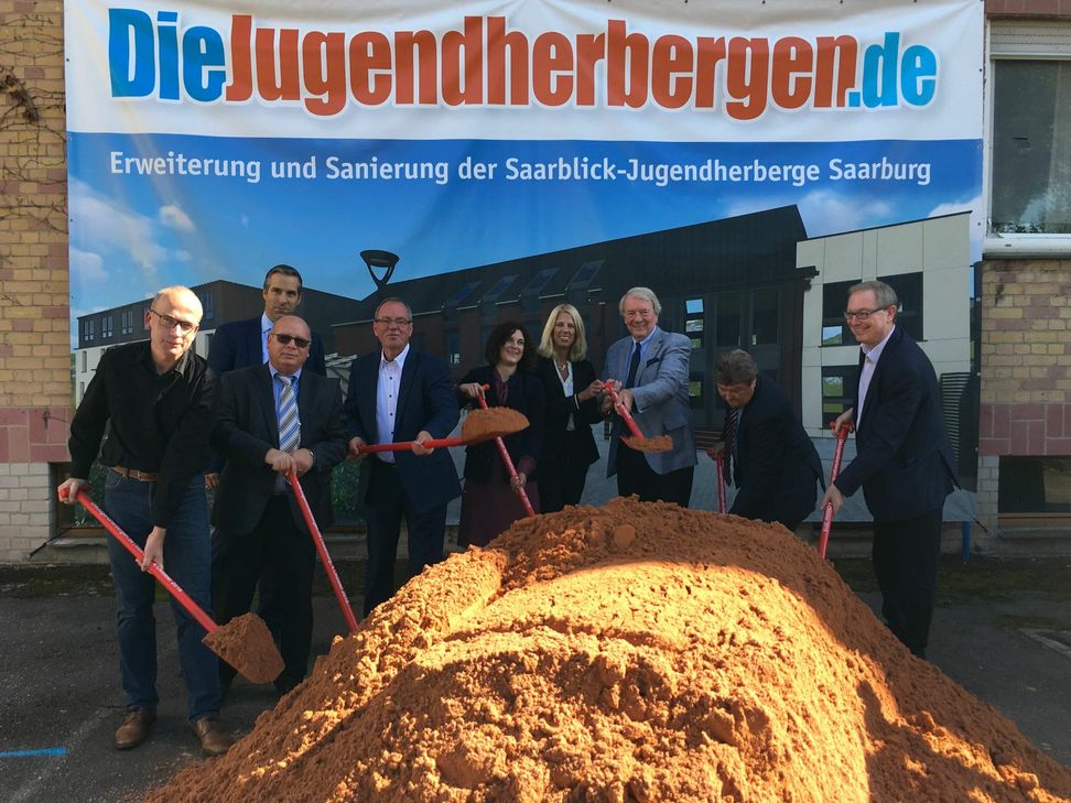 Freuen sich über die Modernisierung der Jugendherberge in Saarburg (v.l.n.r.): Matthias Dimmer (Architekt), Rolf Rauland (Geschäftsbereichsleiter Kreisverwaltung), Detlef Schmand (Vorstandsmitglied Jugendherbergen Rheinland-Pfalz/Saarland), Jürgen Dixius (Bürgermeister Stadt und Verbandsgemeinde Saarburg), Sandra Gehlen (Stadt Saarburg), Stefanie Koch (Saar-Obermosel-Touristik), Peter Schuler (Präsident Jugendherbergen Rheinland-Pfalz/Saarland), Jürgen Raft (Direkt DAL) und Bernhard Henter (Mitglied des Landestages Rheinland-Pfalz). Foto: FF