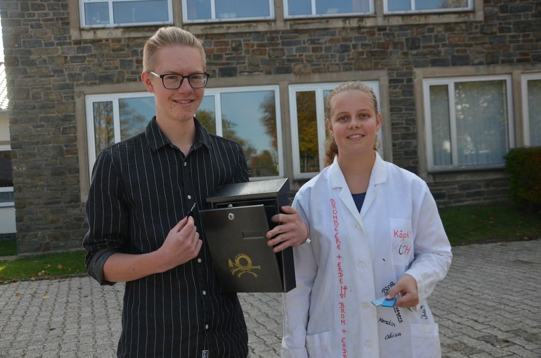 Als digitalen Briefkasten kann man die RSA-Verschlüsselung begreifen, der Maximilian Richter auf die Spur gegangen ist und dafür Mathematik-Platz eins beim »Hans-Riegel-Fachpreis« belegt hat. Mitschülerin Jessica Müllejans wurde Zweite im Fach Chemie für ihr Eloxal-Verfahren, also der Stabilisierung von Aluminiumoberflächen. Foto: T. Förster