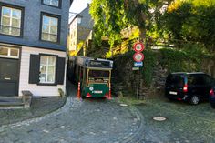 Ein Schilderwald säumt die Straßen der Region. Doch an die Begrenzungshinweise in Breite und Gewicht der Fahrzeuge hält sich in Monschaus Altstadt nicht jeder Verkehrsteilnehmer. Daher wurden nun Flexi-Poller errichtet.