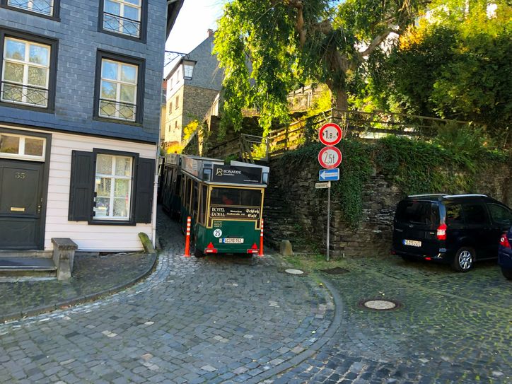 Ein Schilderwald säumt die Straßen der Region. Doch an die Begrenzungshinweise in Breite und Gewicht der Fahrzeuge hält sich in Monschaus Altstadt nicht jeder Verkehrsteilnehmer. Daher wurden nun Flexi-Poller errichtet.