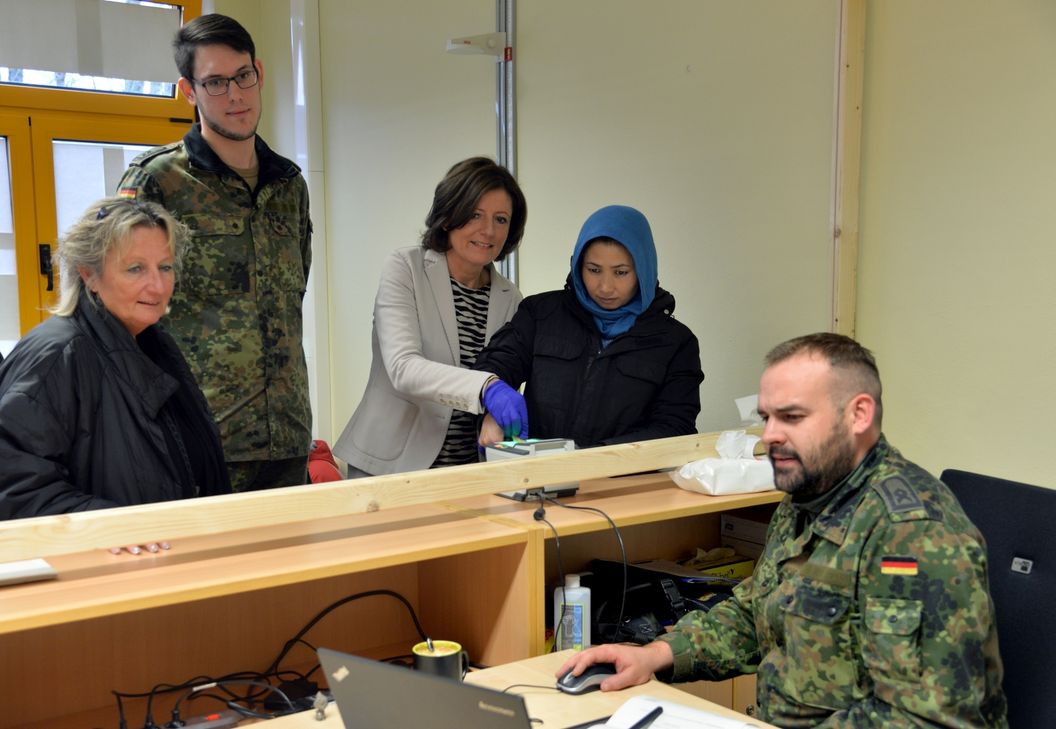 Ministerin Malu Dreyer hilft bei der Registrierung in der Aufnahmeeinrichtung für Asylbegehrende in Hermeskeil. Foto: Tittel/dpa