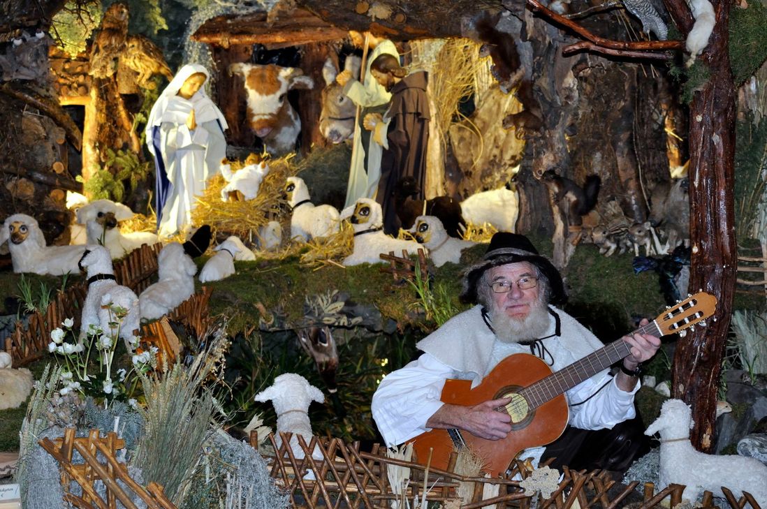 Den Klängen von Reiner Jakobs lauschen, seine Krippe bewundern und krebskranke Kinder unterstützen: Das alles kann man zugleich in der Höfener Pfarrkirche. Foto: Fö