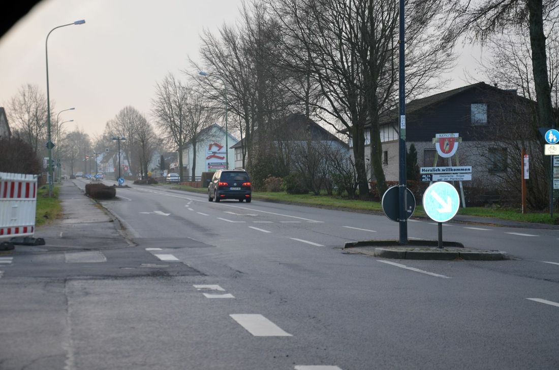 Baustelle an Baustelle reihte sich in letzter Zeit auf der B 258 in Konzen. Einen Sanierungsplan für die Ortsdurchfahrt kann Bürgermeisterin Margareta Ritter nicht erkennen.