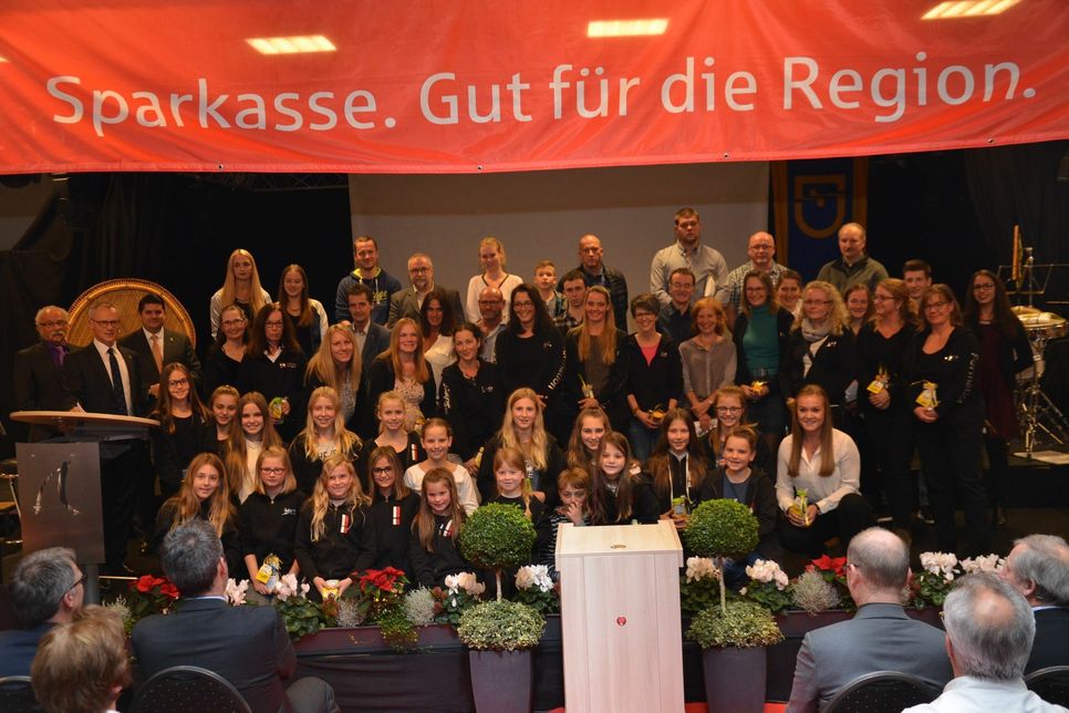 Die Bühne war prall gefüllt, als Bürgermeister Karl-Heinz Hermanns (2.v.l.) alle Titelträger des Jahres 2016 ausgezeichnet hatte.