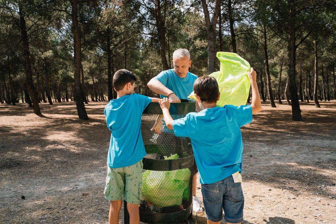 Müll einsammeln: auch das ist freiwilliges Engagement. Um die Vielfalt und Bedeutung dessen sichtbar zu machen und zu würdigen, gibt es die Mitmach-Kampagne »Engagement macht stark!« Foto: imago