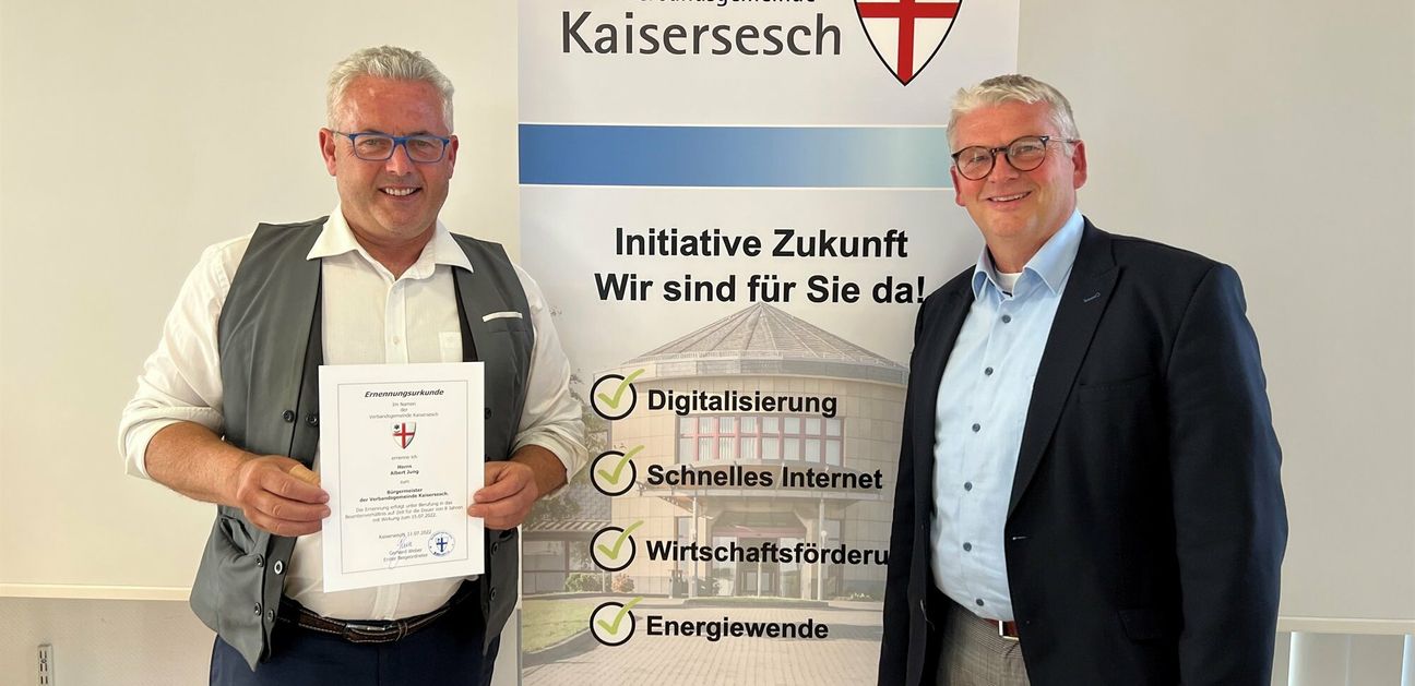 Der Erste Beigeordnete, Gerhard Weber (rechts), ernannte Albert Jung zum VG-Bürgermeister.