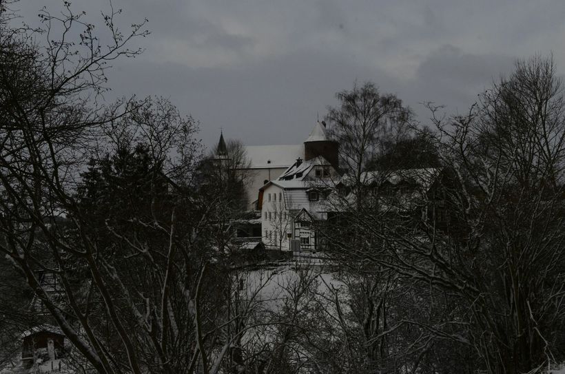 Ein sommerlicher Blick auf die Wildenburg bietet sich derzeit nicht - dennoch lohnt sich die Tour.