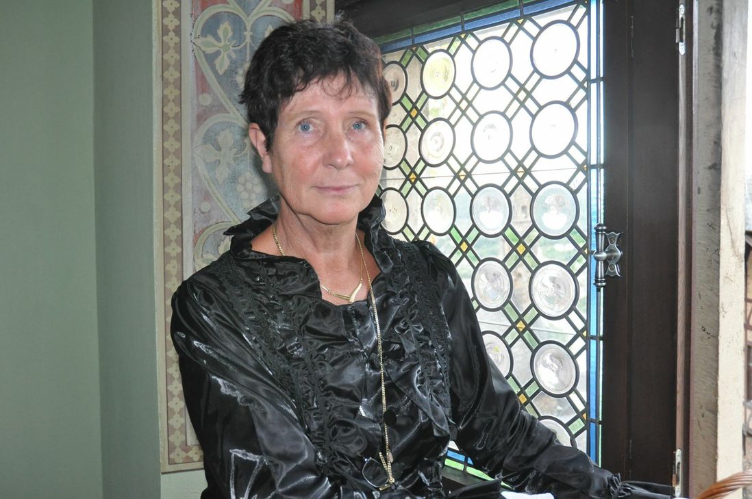 Marie-Luise Otto führt die Gäste – als Hausdame Constanze –  durch die hochherrschaftlichen Räume der Cochemer Reichsburg.