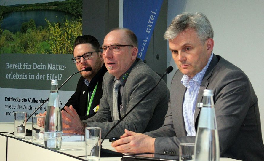 Wolfgang Reh (r.) von der Eifel Tourismus GmbH legte bei der ITB in Berlin dar, dass die Eifel ein möglichst barrierefreier Urlaubsort für Naturliebhaber werden soll. Foto: T.Schmitz