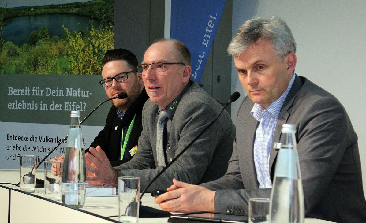 Wolfgang Reh (r.) von der Eifel Tourismus GmbH legte bei der ITB in Berlin dar, dass die Eifel ein möglichst barrierefreier Urlaubsort für Naturliebhaber werden soll. Foto: T.Schmitz