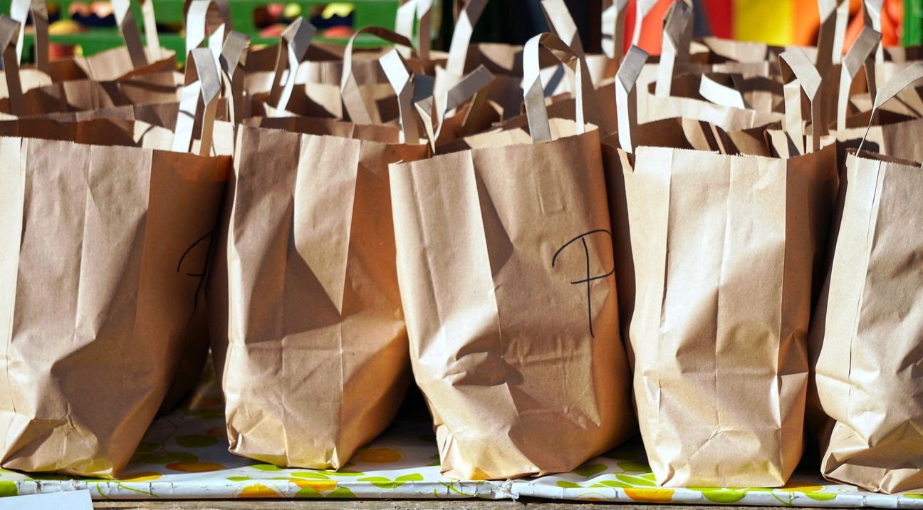 Aufgrund der Corona-Maßnahmen gibt die Tafel Lebensmittel in vorgepackten Papiertüten aus.       Foto: Pixabay