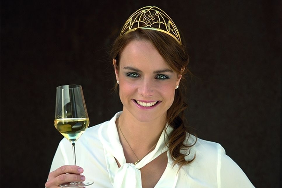 Die Deutsche Weinkönigin Lena Endesfelder und Schirmherr Peter Bleser, Parlamentarischer Staatssekretär, werden das Weinevent in Kaisersesch eröffnen.