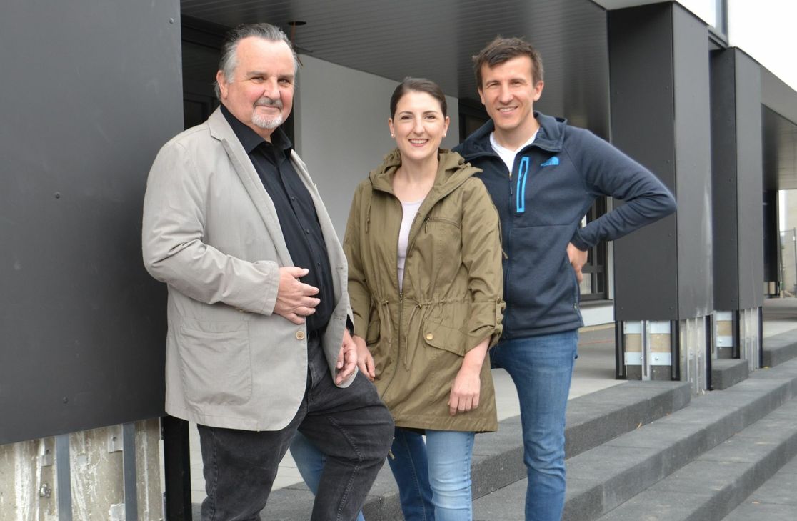 Dr. Gerhard Buff (v. l.),  Dr. Bettina Nowak und Dr. Martin Nowak freuen sich auf die Fertigstellung des Wohn-, Ärzte- und Geschäftshauses.