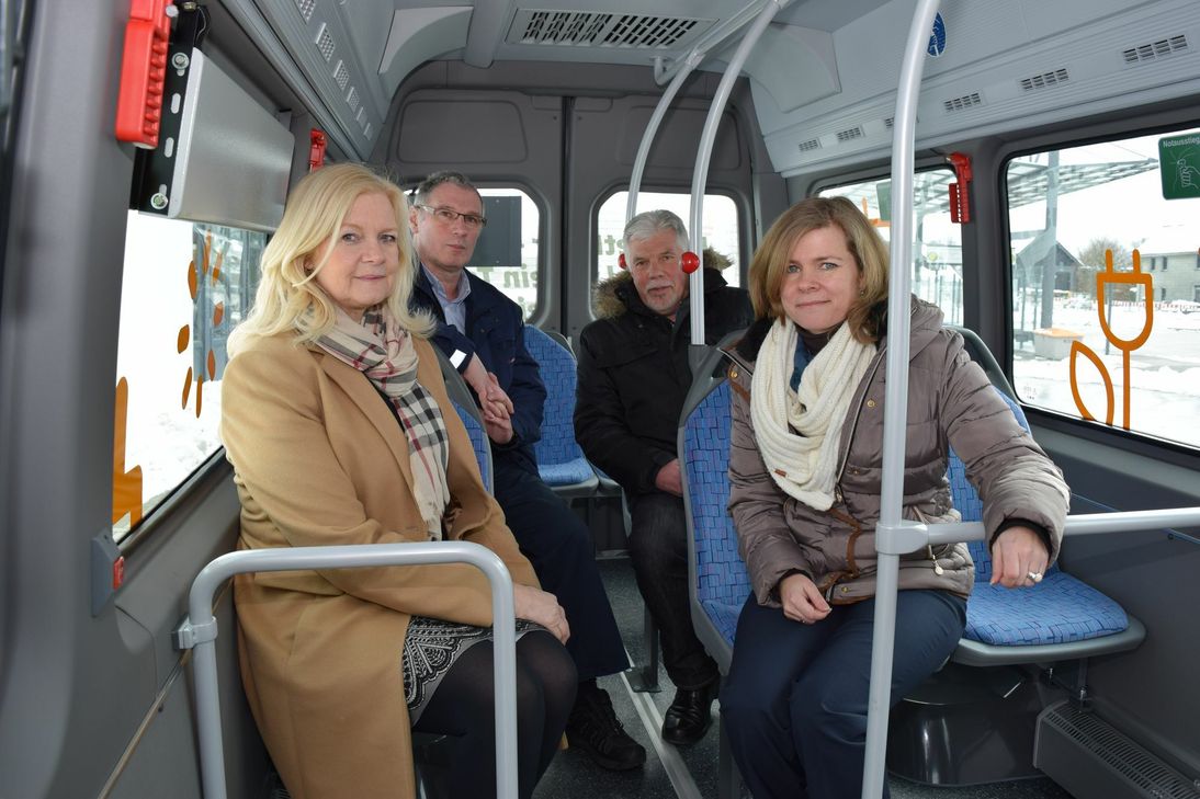 Probesitzen im neuen NetLiner (v.l.n.r.): Bürgermeisterin Margareta Ritter, Fahrer eines neuen Kleinbusses, Vinzenz Klein vom Ordnungsamt der Stadt und Projektleiterin Dr. Kathrin Driessen von der ASEAG. Fotos: Aw