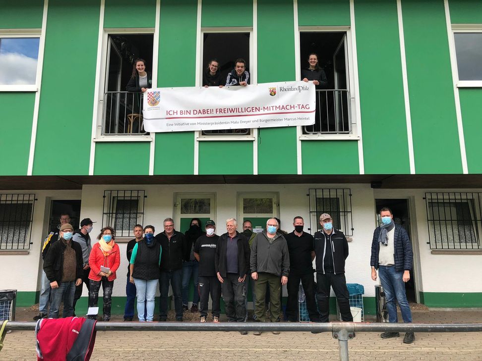 TUS Reil: Säuberung vom gesamten Sportplatzgelände innen und außen. Fotos: Sonja Mindermann