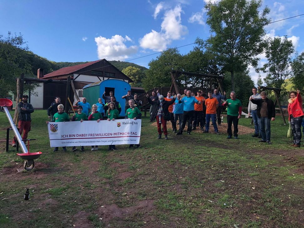 Bausendorf: Verschönern und Reinigung von verschiedenen Plätzen. Hier der Spielplatz inkl. Bauwagen in Olkenbach.