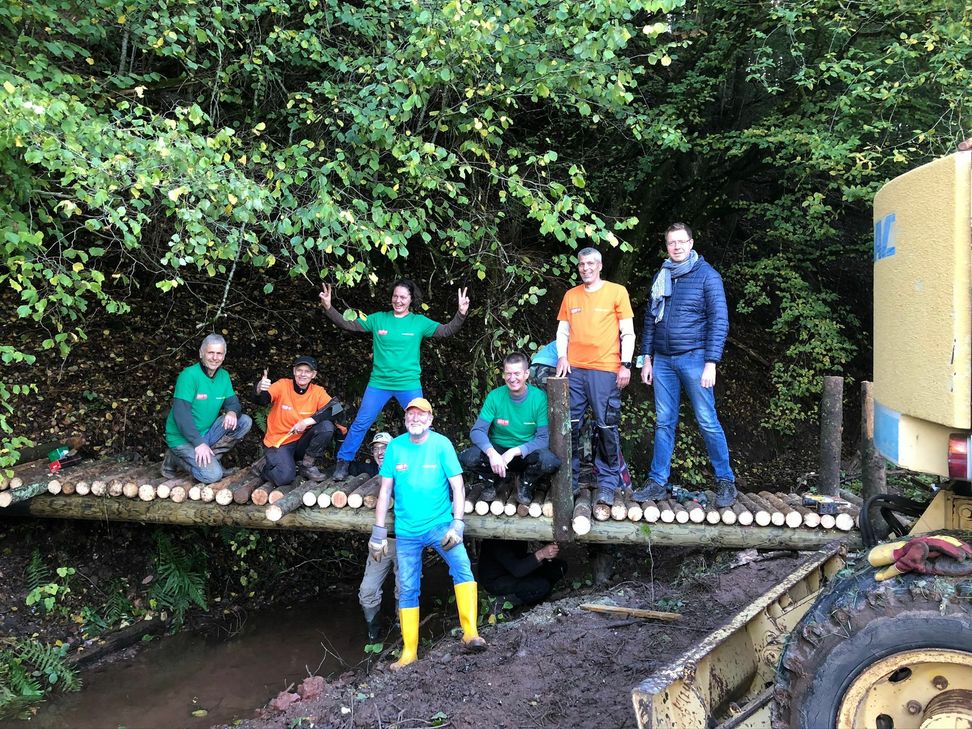 Diefenbach: die kleine Fußgängerbrücke am Demischbach wurde erneuert.