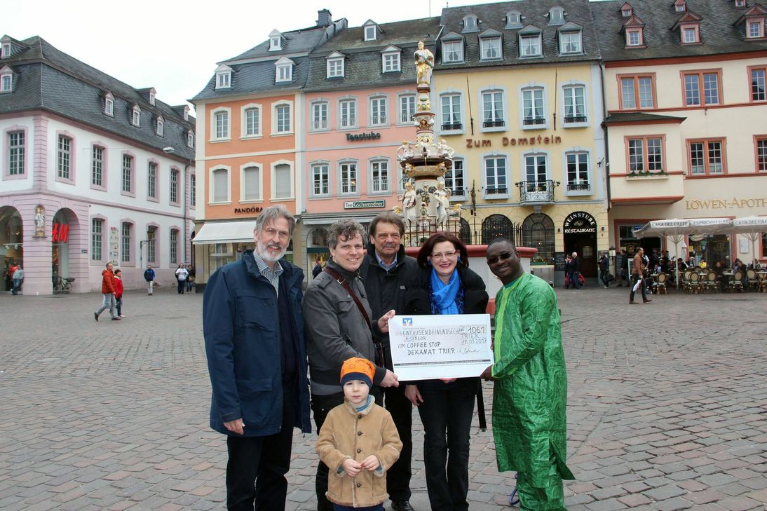 Bei der Scheckübergabe: Ludwig Kuhn, Andreas Matt und Sohn Dominik, Wilhelm Thees, Eva Schneider und René Millogo (v.l.n.r.). Foto: FF