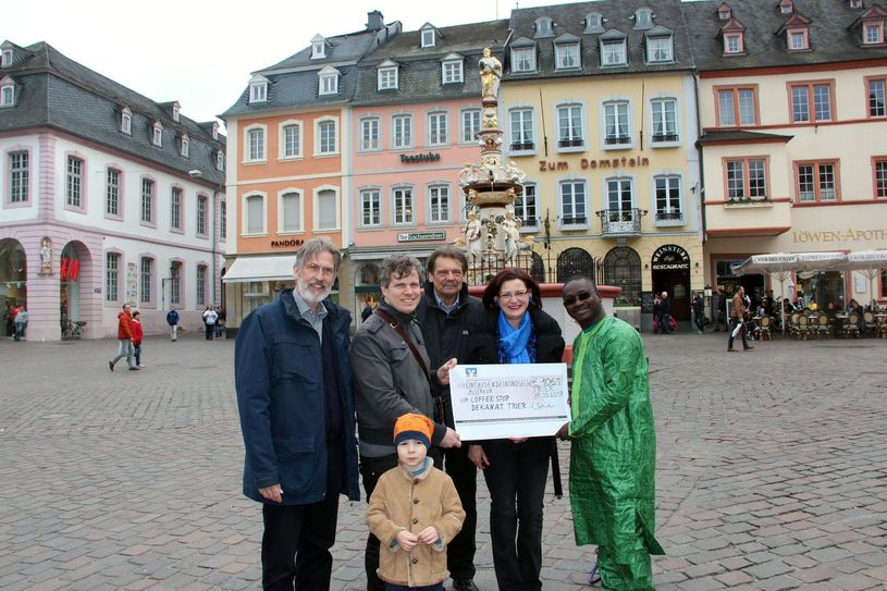 Bei der Scheckübergabe: Ludwig Kuhn, Andreas Matt und Sohn Dominik, Wilhelm Thees, Eva Schneider und René Millogo (v.l.n.r.). Foto: FF