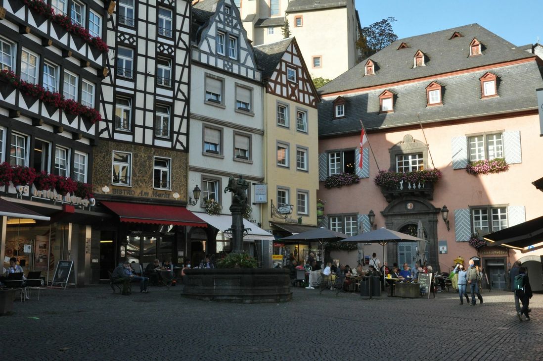 Der Cochemer Marktplatz war am ersten Tag der Maskenpflicht - trotz guten Wetters - relativ gering frequentiert.