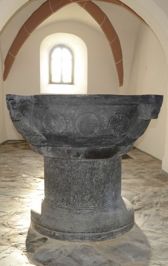 Das Taufbecken, das in der »Kloskammer« steht, stammt aus dem 12. Jahrhundert. mn-Fotos