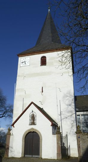 Die katholische Pfarrkirche St. Peter in Zingsheim mit ihrem mächtigen Turm gehört zu den ältesten Kirchen in der Region.