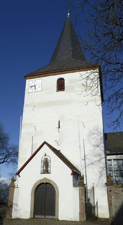 Die katholische Pfarrkirche St. Peter in Zingsheim mit ihrem mächtigen Turm gehört zu den ältesten Kirchen in der Region.