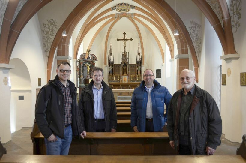 Der älteste Teil wurde jetzt aufwändig saniert, sehr zur Freude von Herbert Fassbender, Gregor Mauel, Michael Wollenweber und Josef Hansen vom Kirchenvorstand (v.li).