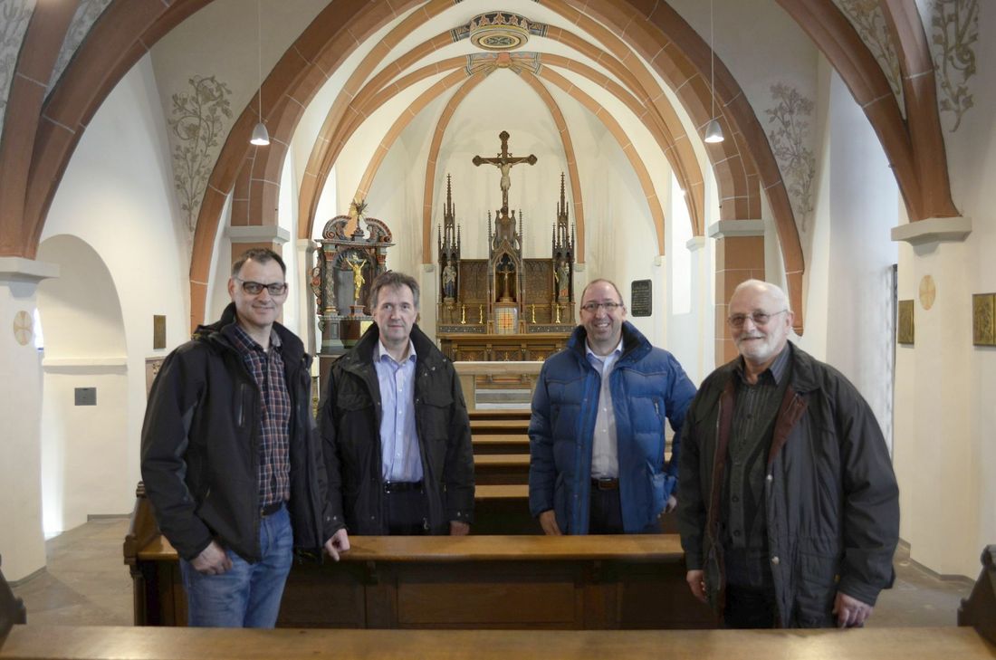 Der älteste Teil wurde jetzt aufwändig saniert, sehr zur Freude von Herbert Fassbender, Gregor Mauel, Michael Wollenweber und Josef Hansen vom Kirchenvorstand (v.li).
