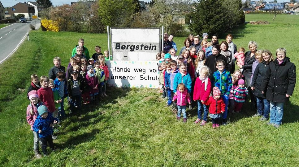 Mehrere Generationen, angefangen von zukünftigen Schülern bis hin zu deren Großeltern erstellten Protesttafeln mit den Handabbdrücken der Kindergarten- und Schulkinder. Weitere Protestaktionen zur Schließung von Lehrschwimmbecken Vossenack und Bergsteiner Grundschule sind geplant.