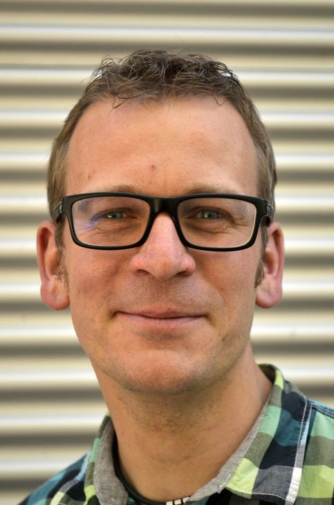 Dem Bund geht es finanziell gut, die Wirtschaft boomt. Doch viele Bürger merken nichts davon. Im Gegenteil: Die klammen Kommunen bitten mehr denn je zur Kasse. So wie in Hürtgenwald, wo die Grundsteuer drastisch erhöht, zeitgleich Schwimmhalle und Grundschule geschlossen werden sollen. Sich von Liebgewonnenem trennen zu müssen, ist hart - wenn es ans eigene Portemonnaie geht, begehrt der Bürger so richtig auf. Das tut weh, gerade jungen Familien und wenig betuchten Rentnern! Und wer dies auch noch hinter vorgehaltener Hand beschließt, muss sich nicht wundern, wenn er Prügel kassiert...