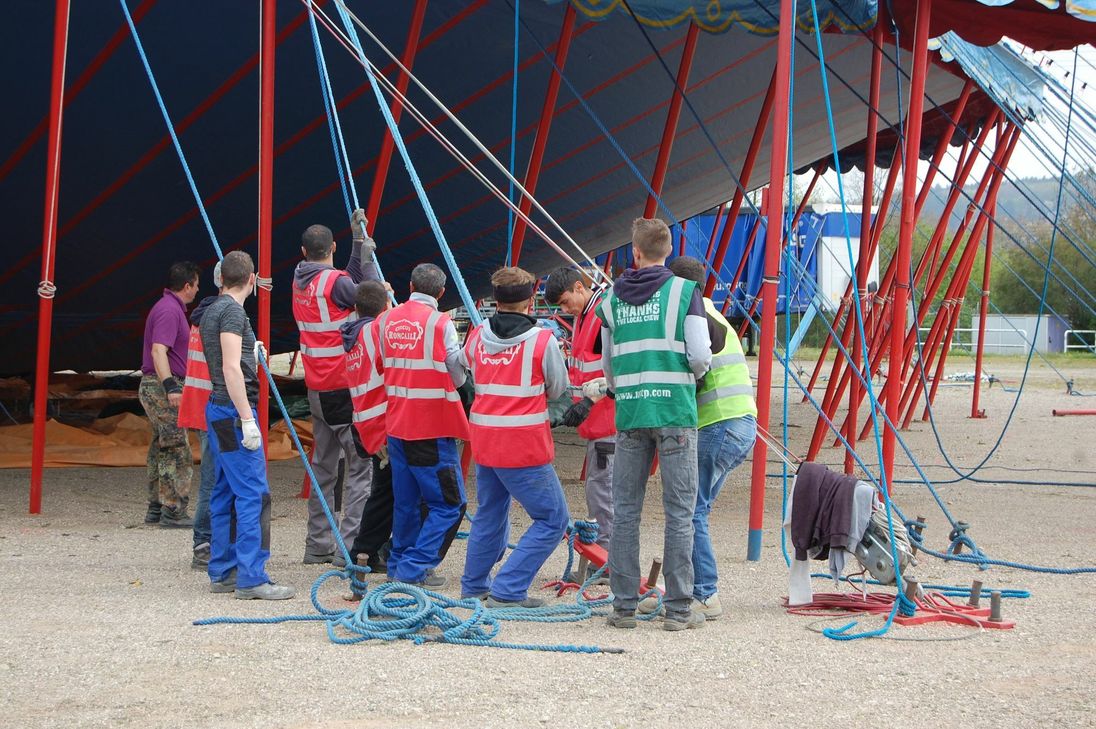 Bis zu fünf Männer braucht es für die Befestung eines Spannseils.