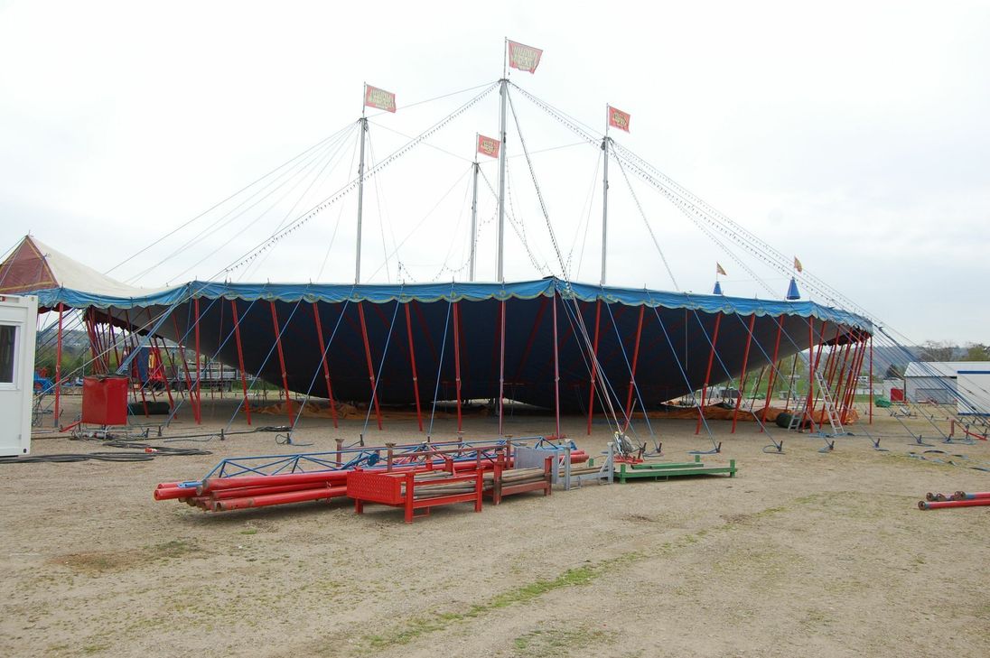 Das Zelt auf halber Höhe.