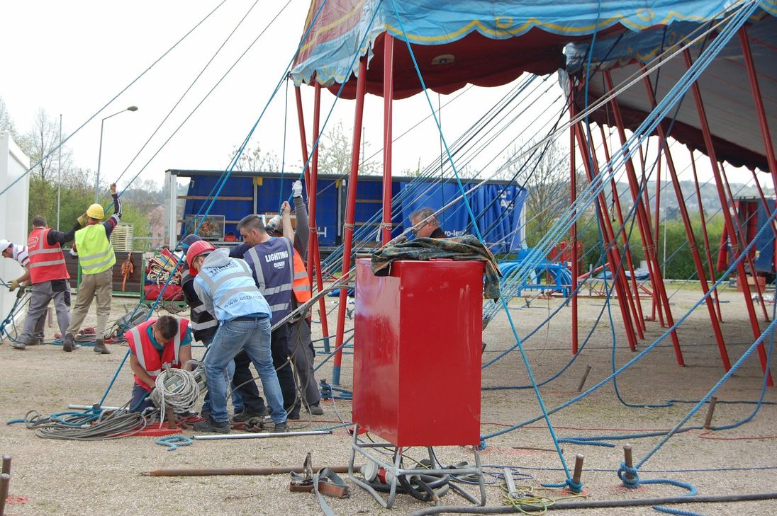 Mit vielen Seilen und Bolzen wird das Zelt gesichert.