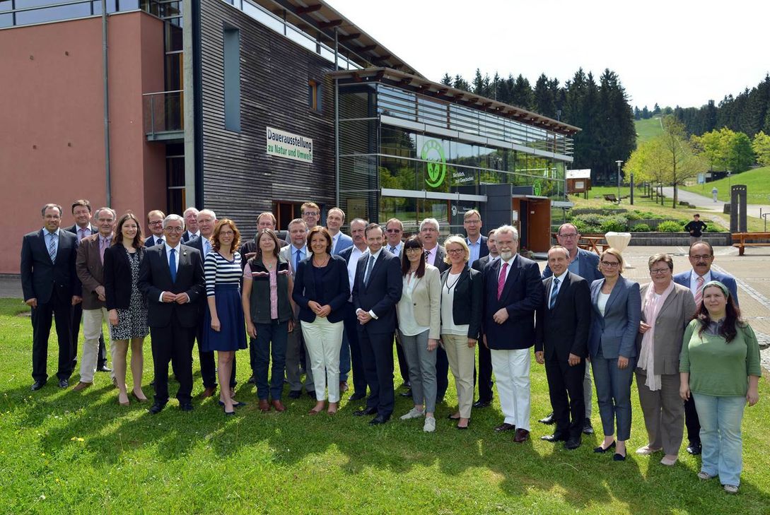 Der rheinland-pfälzische Ministerrat hat am Dienstag, 23. Mai, anlässlich des zweijährigen Bestehens des Nationalparks Hunsrück-Hochwald im Hunsrückhaus am Erbeskopf getagt und damit die Bedeutung des Nationalparks für die Landesregierung sowie das Interesse an der gemeinsamen Weiterentwicklung des Nationalparks und der Nationalparkregion betont: „Wir freuen uns sehr über die positive Entwicklung des Nationalparks und der Nationalparkregion in den vergangenen beiden Jahren. Foto: FF