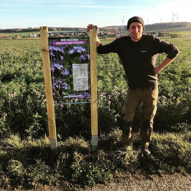 Chris Reisberger hat entlang des Kirchspiel-Wanderwegs zwischen Haserich und Mittelstrimmig Infotafeln aufgestellt, die über den landwirtschaftlichen Anbau informieren.