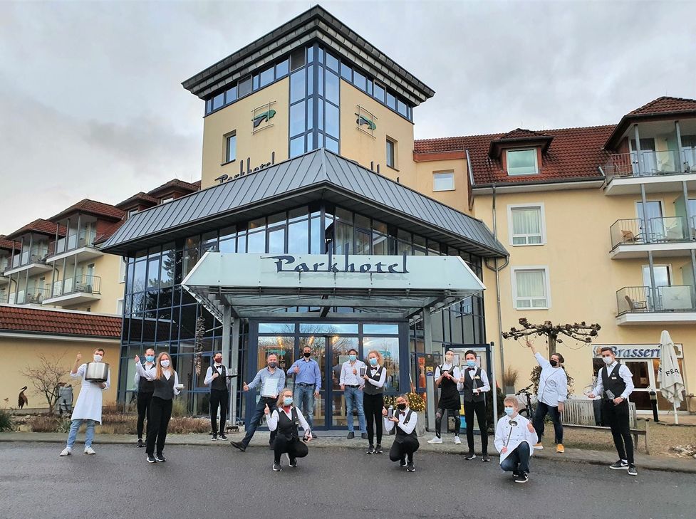 Das 4-Sterne Superior Parkhotel Weiskirchen wurde zum zweiten Mal in Folge von der Hoteldirektorenvereinigung Deutschland e.V. (HDV) mit dem Siegel „Exzellente Ausbildung in der Hotellerie“ ausgezeichnet. Foto: privat