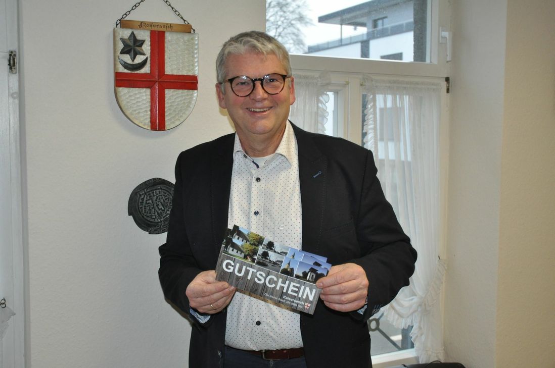 Stadtbürgermeister Gerhard Weber präsentiert den neuen Gutschein.