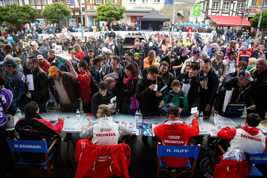Zahlreiche Fahrer gaben fleißig Autogramme für die Fans.