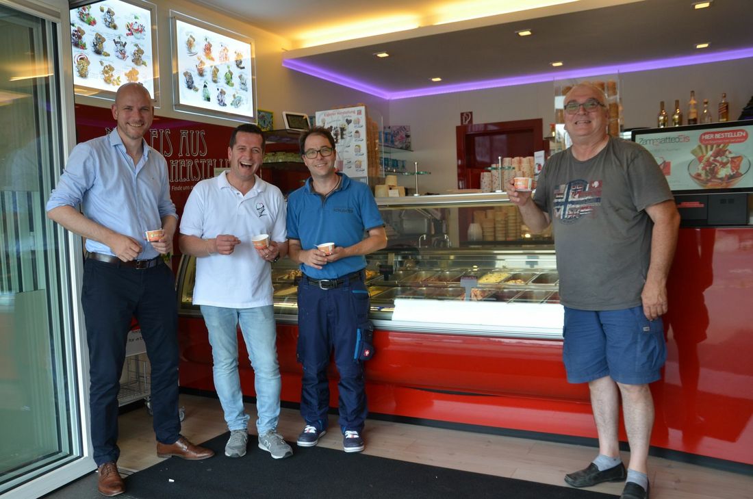 Bürgermeister Jorma Klauss (l.) freut sich über das energieeffiziente Konzept von Eismacher Luca Molin Pradel und Elektrotechniker Thorsten Schlenter. Links Antonio De Demo, der die neue Kühlungsanlage geliefert hat. Foto: T. Förster