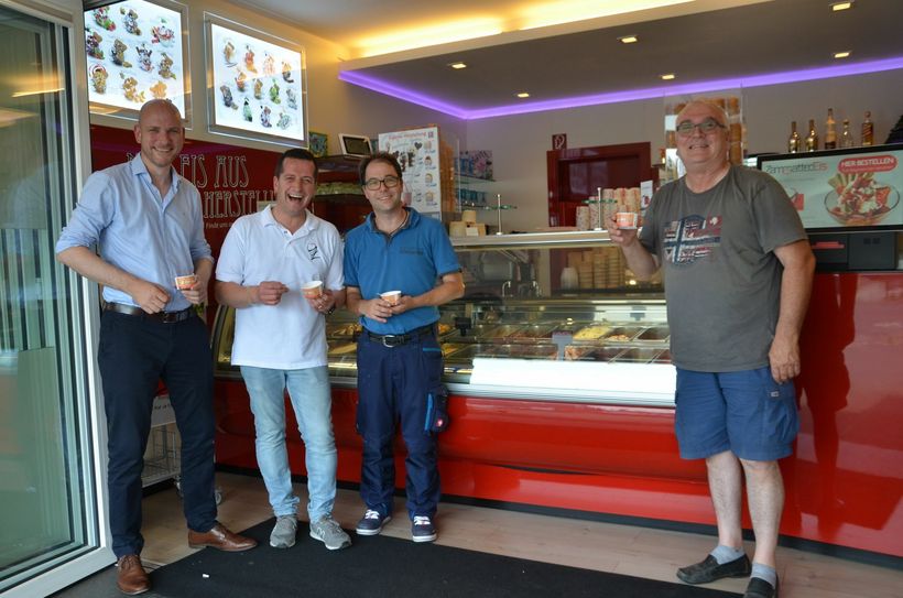 Bürgermeister Jorma Klauss (l.) freut sich über das energieeffiziente Konzept von Eismacher Luca Molin Pradel und Elektrotechniker Thorsten Schlenter. Links Antonio De Demo, der die neue Kühlungsanlage geliefert hat. Foto: T. Förster