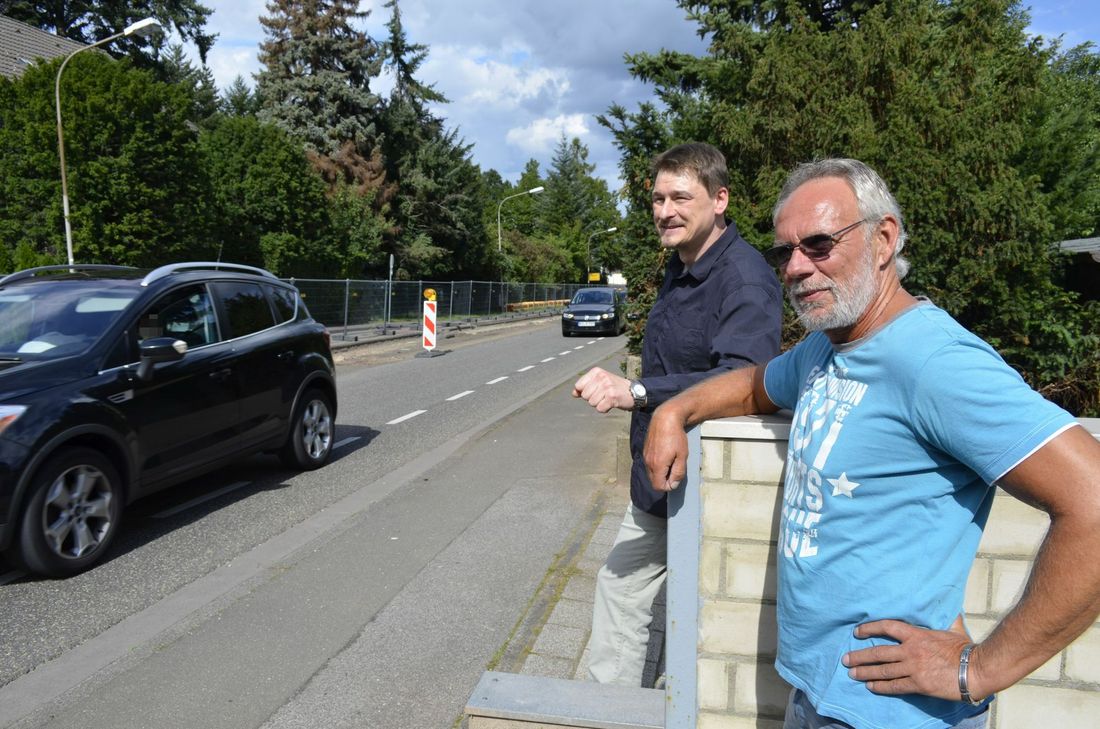 »Keiner redet mehr von der längst fälligen Umgehungsstraße um Roggendorf, Weißenbrunnen und Denrath«, meinen nicht nur Stefan Kühl und Klaus Pyritz (v.li.). mn-Foto