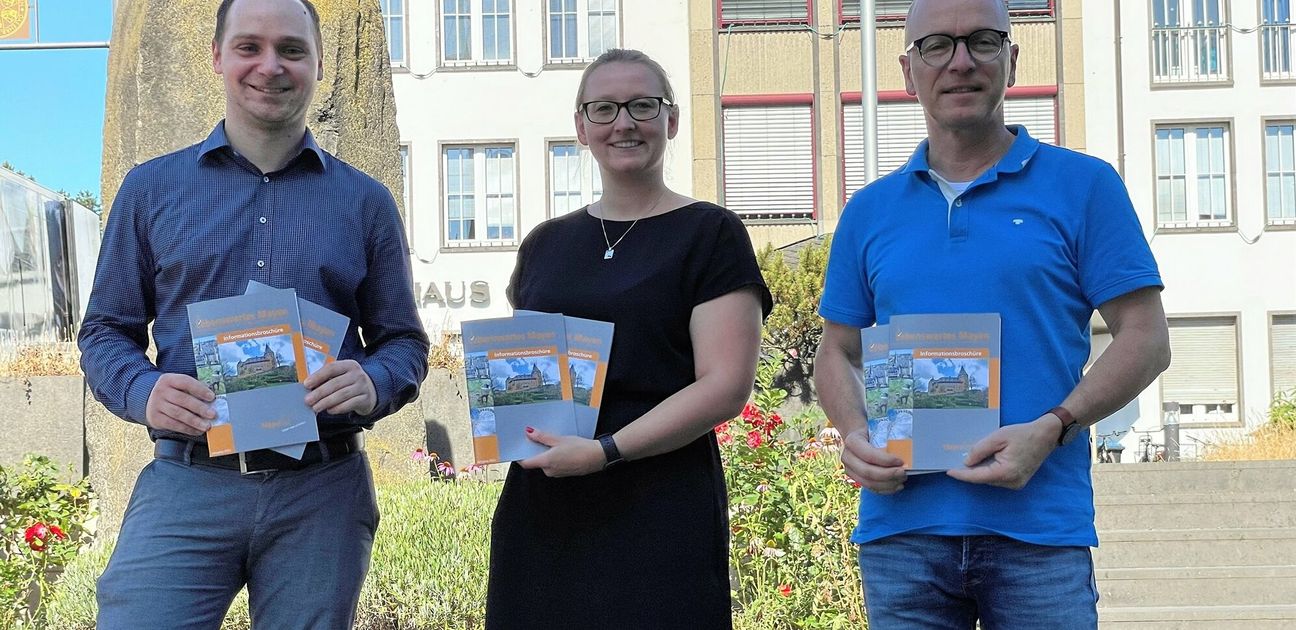 Sie stellten die druckfrische Broschüre vor: Andreas Persie (Weiss-Verlag), Janine Pitzen (Stadtverwaltung) und Oberbürgermeister Dirk Meid.