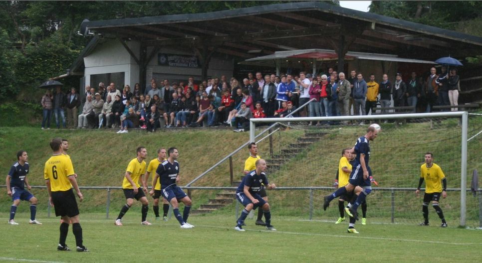 Lokalderbys - hier TV Konzen gegen die gastgebende Germania - und hochkarätig besetzte Duelle machen den Reiz des Sommerturniers auf dem Eicherscheider Fußballplatz aus.