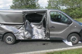 Das Motorrad bohrte sich regelrecht in die Seite des Kleintransporters. Foto: PI Daun