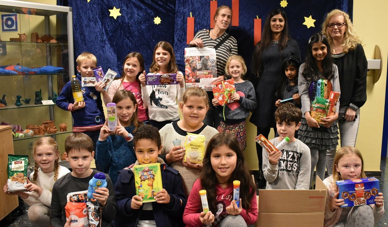 All dies kommt in ein Hilfspaket! Kinder der St. Nikolaus-Grundschule Konz packen schon seit 2017 für den Johanniter-Weihnachtstrucker mit.